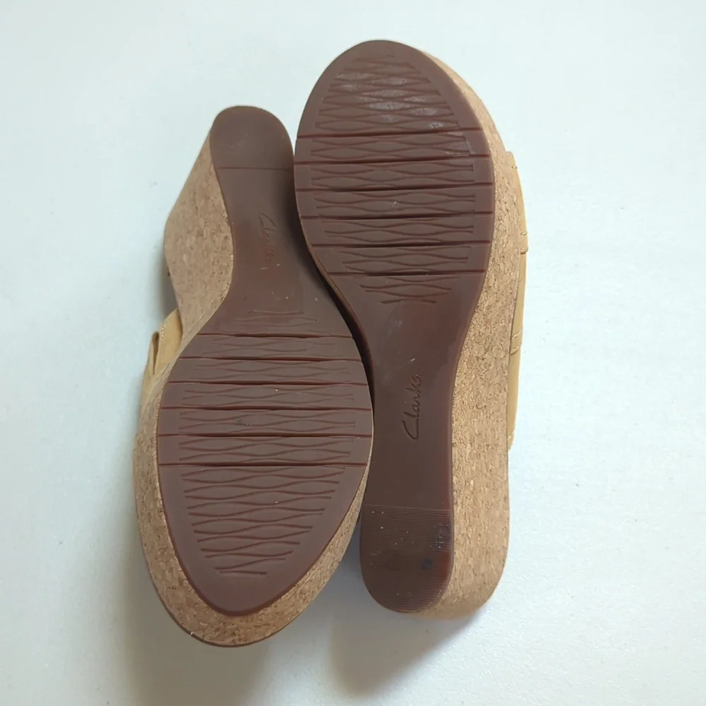 Clarks Aisley Lilly Camel Colored Wedge Sandals. Size 10